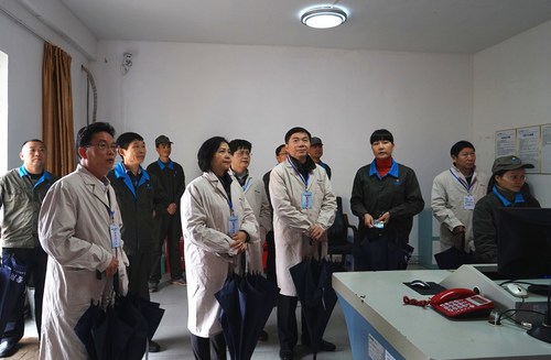 省国资委第二外派监事会主席林志坤到海峡科化龙岩分公司调研。图为调研组深入车间监控室。叶莉摄[3].jpg