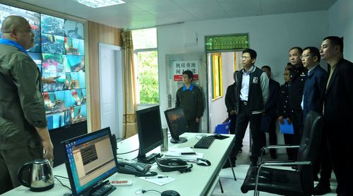 陈宏金：泉州市公安局到部门到永春分公司检查安全维稳工作，图为在主监控室察看生产情况。[3].jpg