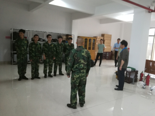 徐敬华：海峡科化公司对龙岩分公司进行消防安全考核。图为对兼职消防员进行消防安全考核.jpg