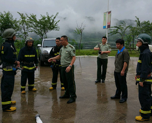 徐敬华：新罗区消防大队到龙岩分公司检查指导“微型消防站”建设工作。图为指导消防队伍进行“三分钟救险”应急演练.jpg