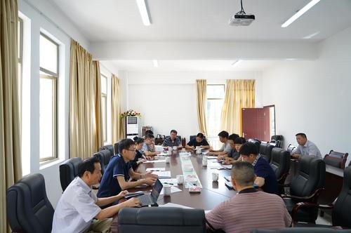 工信部安全生产司安全督查组到海峡科化龙岩分公司开展安全专项督察。图为会议现场 邓义桢 摄.jpg
