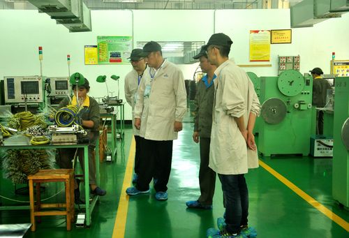 陈宏金：省经信委领导参观永春分公司生产车间。_副本.jpg