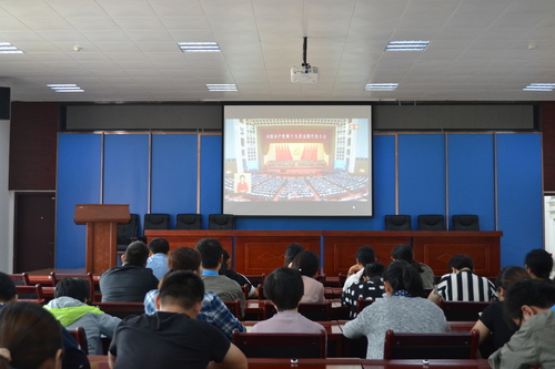 苏艳丽：龙岩分公司组织员工收看十九大开幕式，聆听习总书记的工作报告.jpg