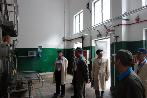 潘文生：检查组正在检查铵油生产线.jpg