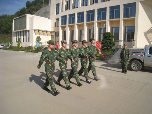 练清：兼职消防队员进行队列训练.jpg