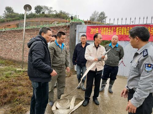 连益峰：公司副经理讲解消防水带的正确连接。.jpg