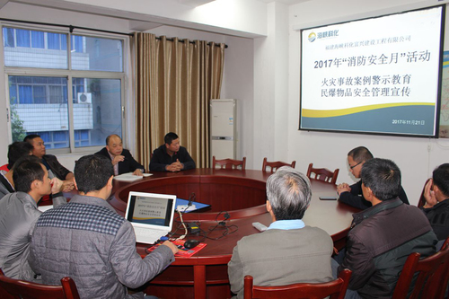 郑强：富兴建设公司组织员工观看安全电教片.jpg