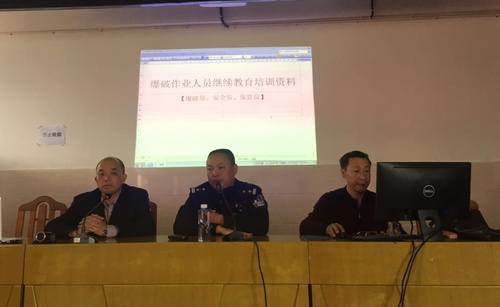 郑强：富兴建设公司举办《爆破作业人员许可证》继续教育培训班.jpg
