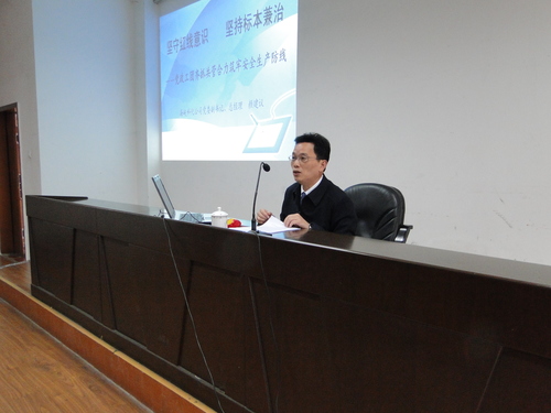 蔡美花：图为颜建议总经理给永安双华公司全体党员、机关干部等上党课.jpg