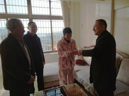 苏艳丽：龙岩市安监局调研员张炳辉、工会主席陈雁昌及龙岩分公司党委书记、工会主席熊林辉慰问困难职工 .jpg