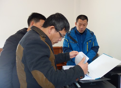 潘文生：检查组正在检查安全管理内业资料.jpg