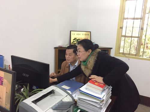 叶彤：检查现场.jpg