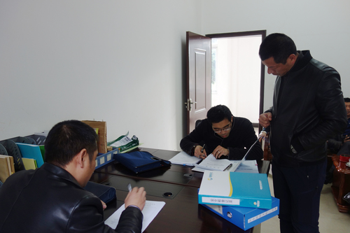 潘文生：检查组正在检查安全管理内业资料.jpg
