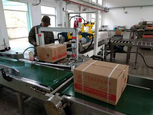 钟强光：机修人员对乳化二车间成品输送皮带进行技术改装.jpg