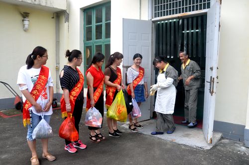 陈宏金：永春分公司女工协管员车间一线送清凉活动。.jpg