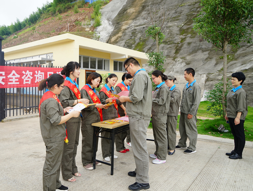 叶莉：“安全生产月”宣传咨询日活动现场2.jpg