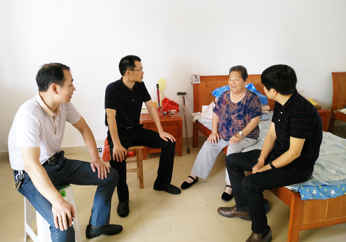 叶彤：慰问现场.jpg