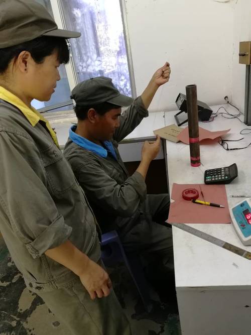 图为技术人员对该批试验品进行试爆检测.jpg