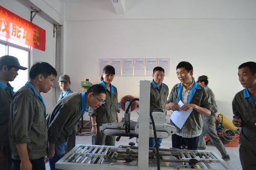 苏艳丽：评委检验喷胶联机安装调试现场[2].jpg