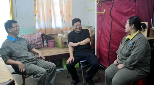 陈宏金：公司张贤锋副总慰问永春分公司困难职工吴玲玲。.jpg