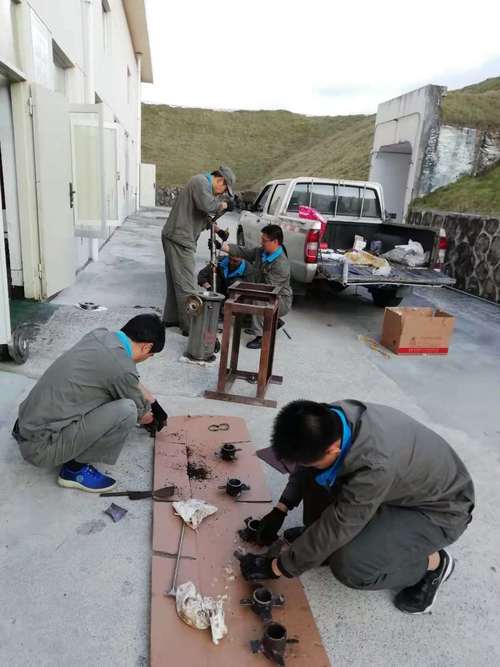 陈群清：龙岩分公司机修车间人员拆解敏化机现场.jpg