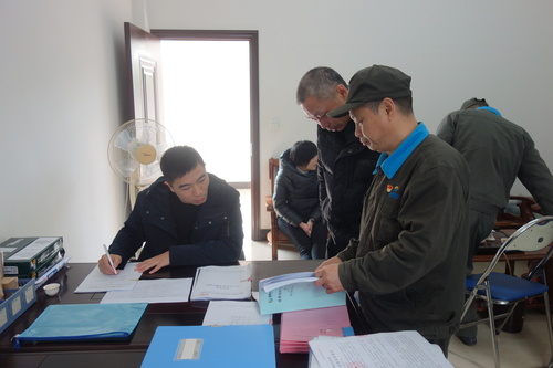 图为检查组正在检查安全内业资料.jpg