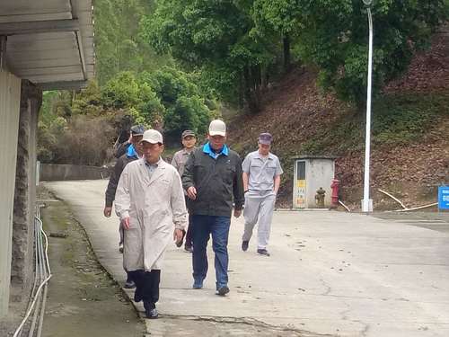 颜总在田螺形库区检查安全.jpg