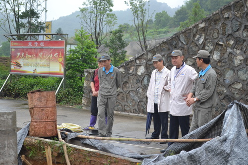 苏艳丽：祁副总现场勘察了乳化一车间收集池基坑的情况1.jpg