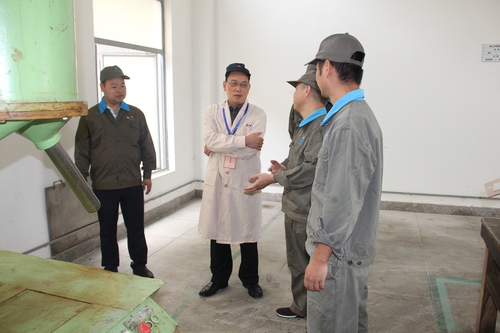 图为颜建议一行考察分公司原膨化车间包装工房.jpg