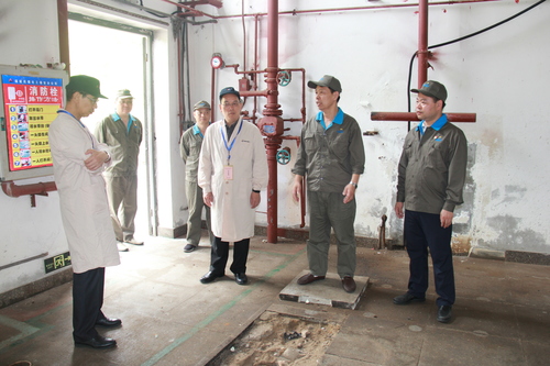 图为颜建议一行考察分公司原膨化车间返工品工房.jpg