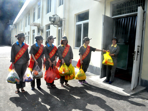 陈宏金：永春分公司女工协管员到生产一线送清凉。.jpg
