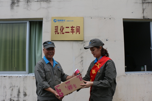 张力燕：龙岩分公司女工委组织女工党员开展“战高温、防酷暑、保安全”送清凉活动1.jpg