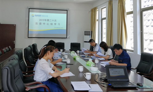 钟林琳：龙岩分公司党委认真学习《习近平在宁德》《习近平在厦门》等采访实录_调整大小.jpg