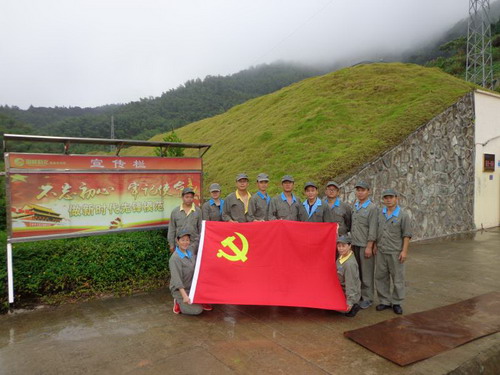雷韬：龙岩分公司乳化一车间支部开展“守国旗、敬国旗、爱国旗”主题党日活动_调整大小.jpg