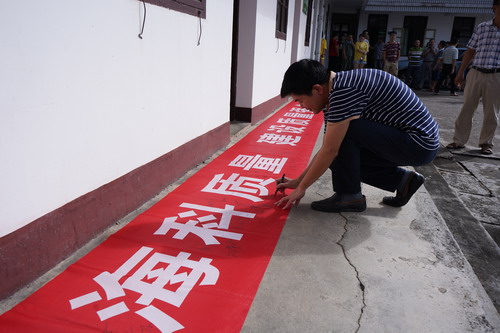 严少明：签名活动_调整大小.JPG