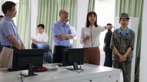 吴瑶：龙岩分公司党委书记陈志华在总监控室解说_调整大小.jpg