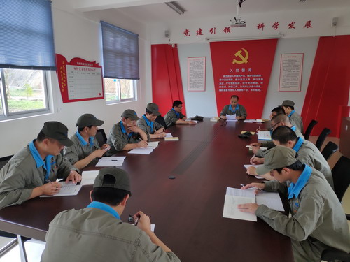 王颂康：机修车间支部_调整大小.jpg