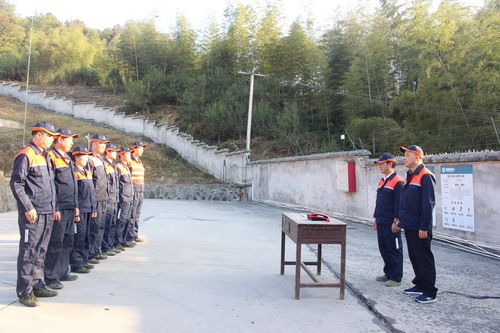 富兴建设公司组织开展山火事故应急预案演练1—郑强_调整大小.JPG