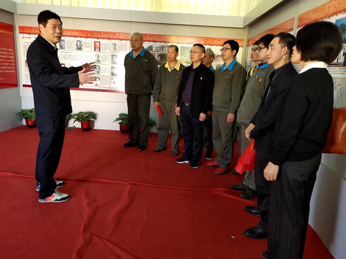 刘敏 林心銮书记参加机修车间主题党日活动_调整大小.jpg