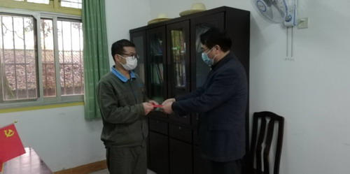 彩洪董事长慰问烽林先进个人_调整大小.jpg