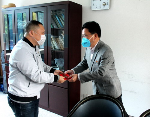 颜建议慰问永安分公司先进个人_调整大小.jpg