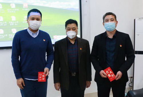 张贤锋慰问龙岩分公司先进个人_调整大小.jpg