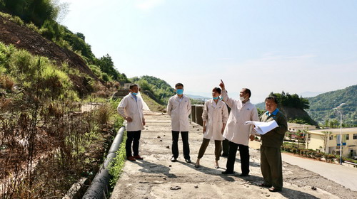 吴瑶：省机电控股公司党委委员、副总经理吴大文现场勘查龙岩分公司边坡治理二期工程_调整大小.jpg