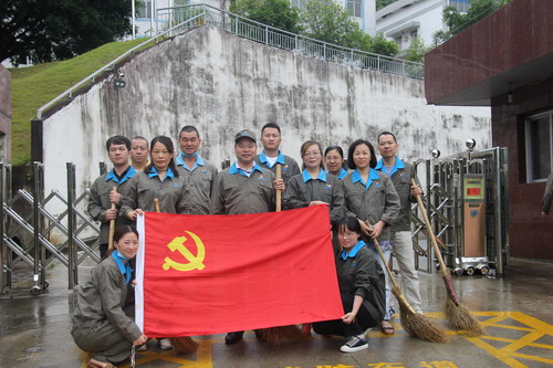 图为机关支部全体党员与党旗合影_调整大小.JPG