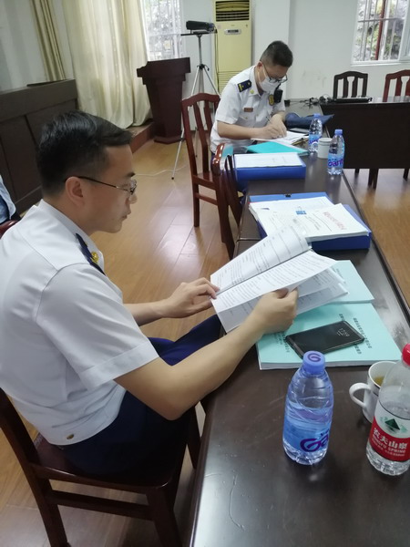 永安双华公司邓焱珍： 5�?5日下午三明消防支队领导在会议室查阅安全相关资料的现场_调整大小.jpg