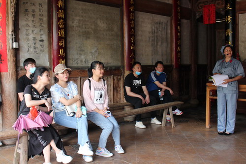 团员青年在观看红军博物馆发展史_调整大小.JPG