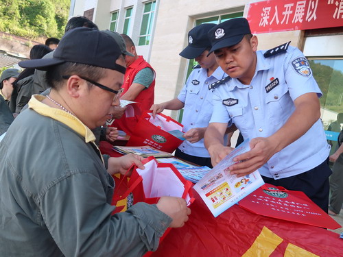 烽林邓秋花：安全咨询日活�?_调整大小.JPG