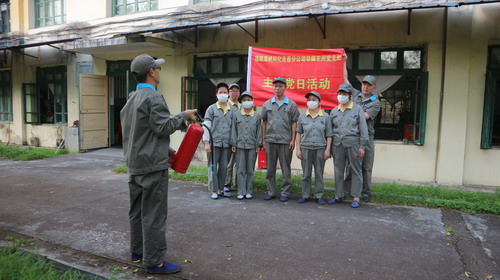 永春分公司消防队员在为导爆车间支部党员讲解灭火器使用方法_调整大小.jpg
