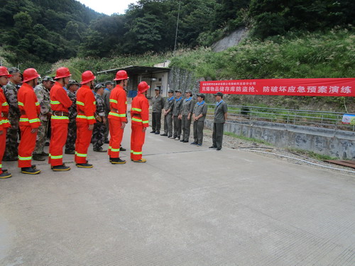 龙岩分公司开展民爆物品储存库防盗抢、防破坏应急预案演�?_调整大小.jpg