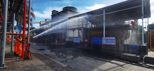 永安双华公司陈婷婷：（插�?）义务消防队员启动消防水炮降低空气氨浓度_调整大小.jpg